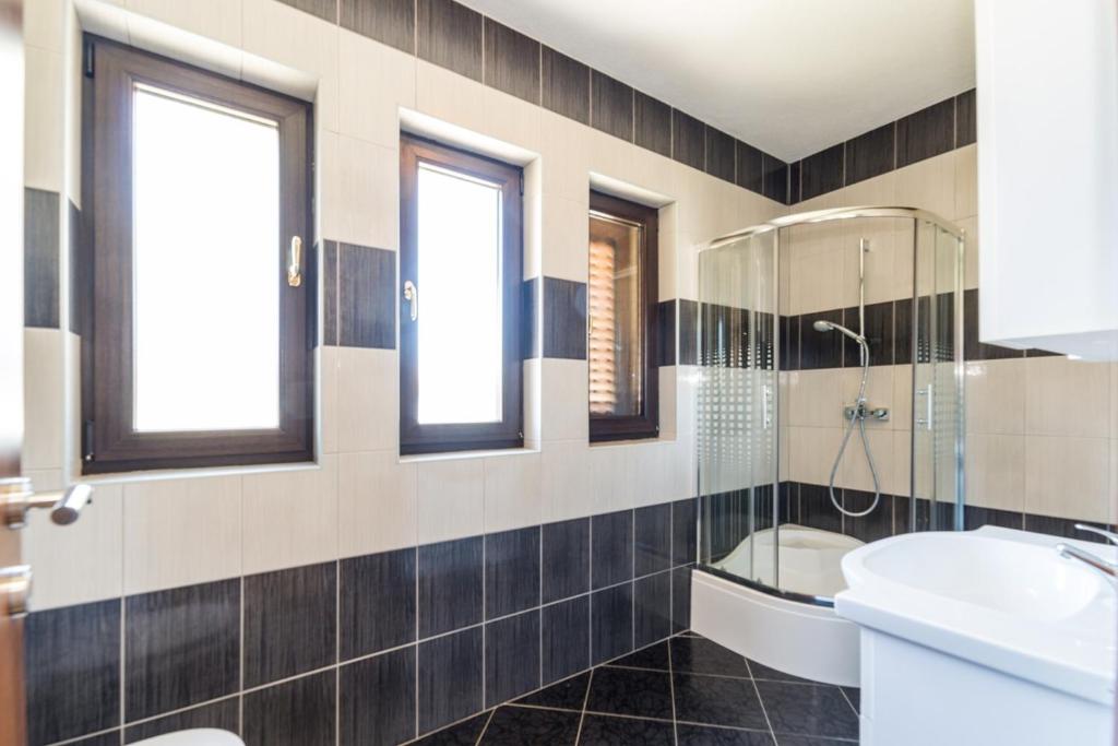 Kúpeľňa v ubytovaní Villa Maslina with private pool on quiet location - by TA Leut Agency