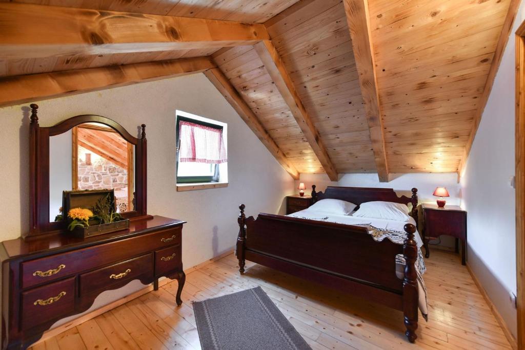 Poste&#x13E; alebo postele v izbe v ubytovan&iacute; Romantic pet friendly house Orhideja