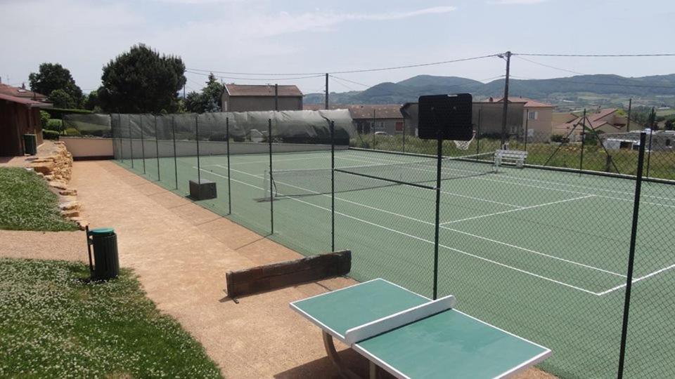 Tenis a/nebo squash v ubytování Hotel Le Chatard nebo okolí