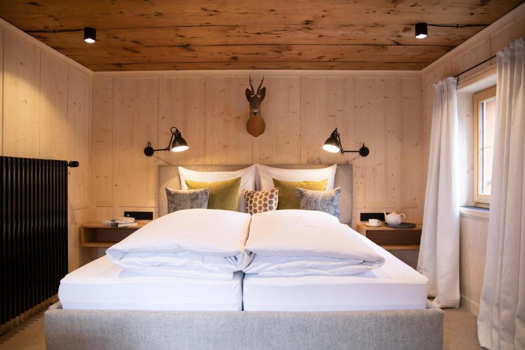 レッヒにあるPension Alpenfluhのベッドルーム1室(白い大型ベッド1台付)