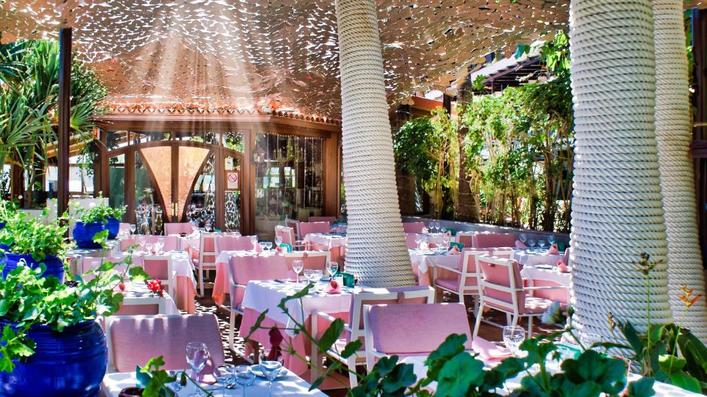 Vonkajšia záhrada v ubytovaní Hotel Parque Tropical