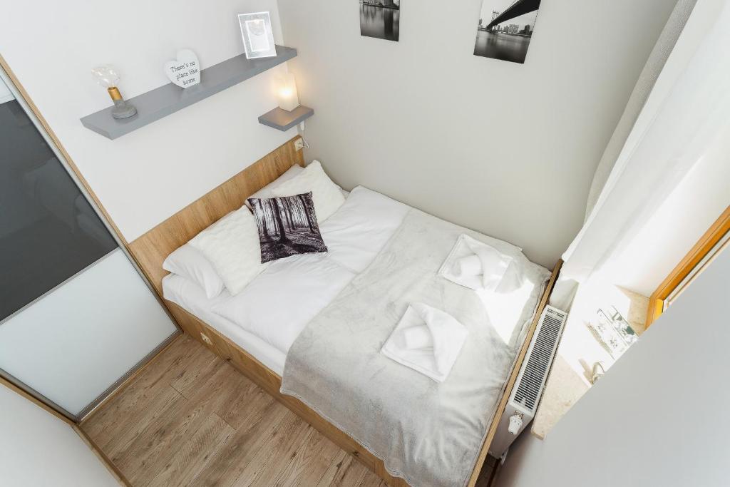 Posteľ alebo postele v izbe v ubytovaní Tauron Arena Elegant Apartment Dąbska by Noclegi Renters