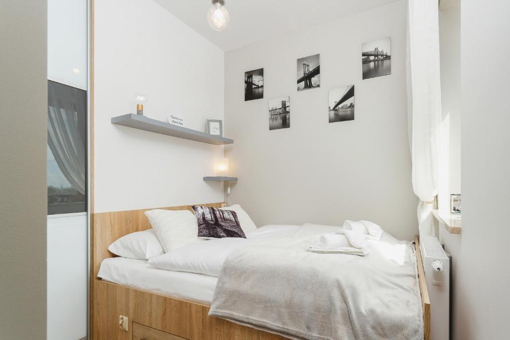 Posteľ alebo postele v izbe v ubytovaní Tauron Arena Elegant Apartment Dąbska by Noclegi Renters