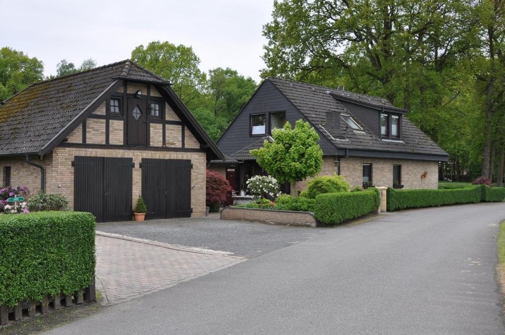 dom z czarnym dachem i podjazdem w obiekcie Zwischen Ems und Bever w mieście Telgte
