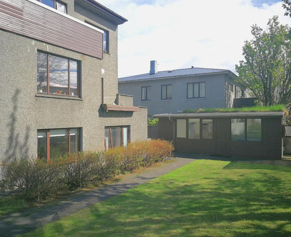 een huis met een gazon ervoor bij Eric the Red Guesthouse in Reykjavík