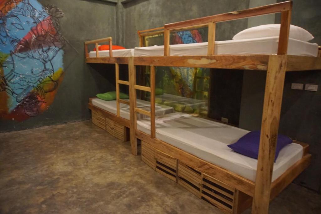 Palanda nebo palandy na pokoji v ubytování Hiraya Surf Hostel