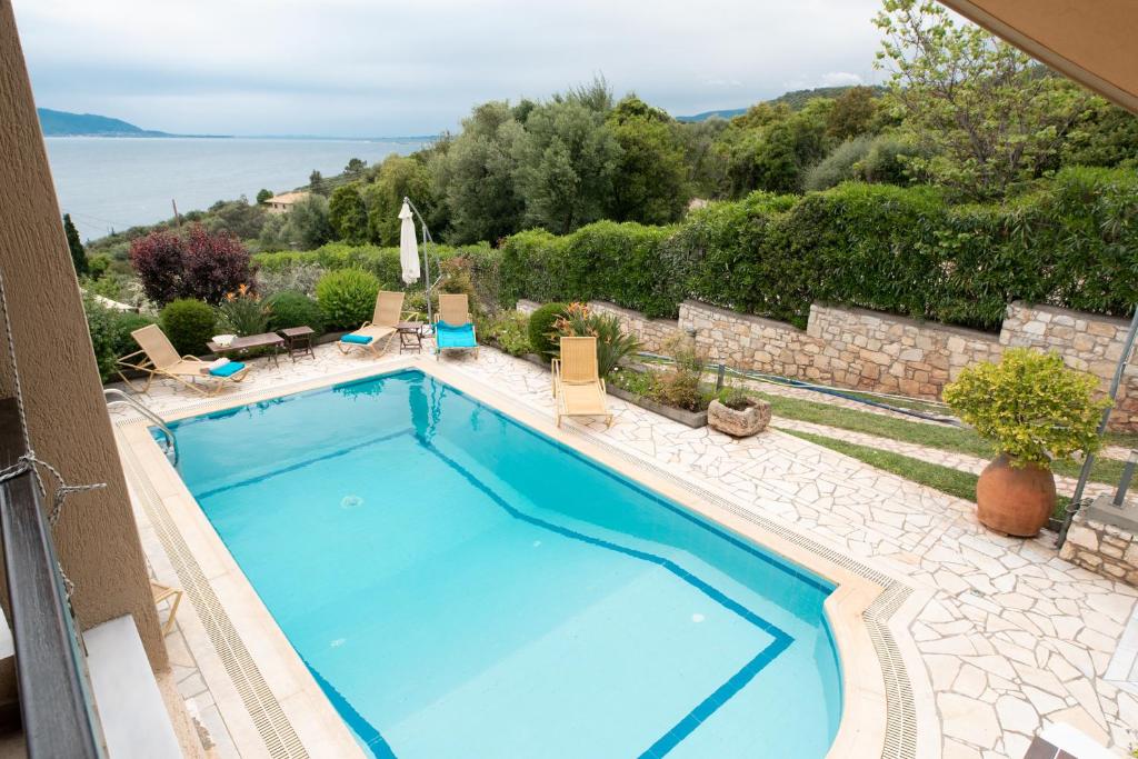 uma piscina com vista para o oceano em Villa MARGKO em Skaloma