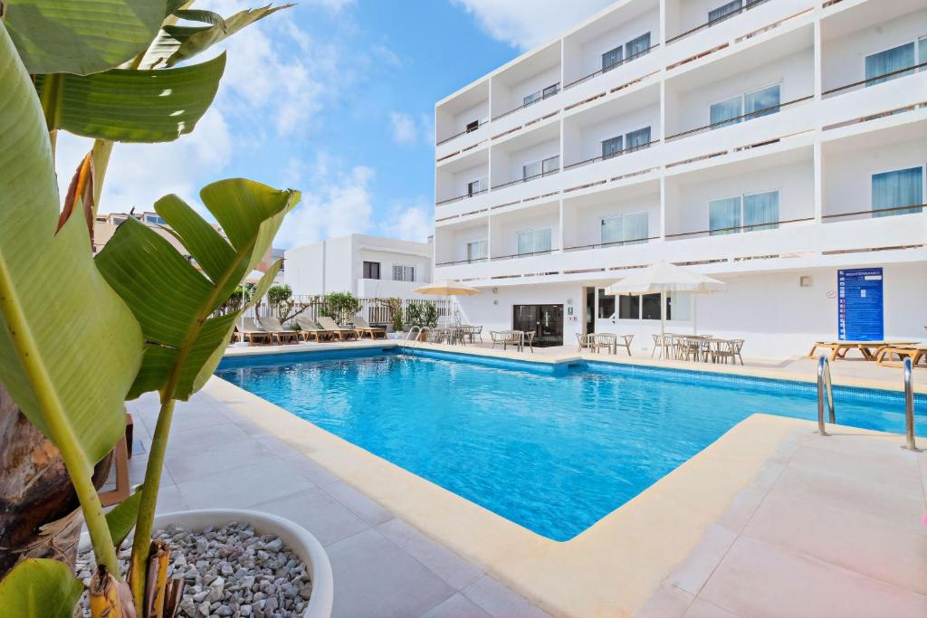 une piscine en face d'un hôtel dans l'établissement azuLine Hotel Mediterráneo, à Santa Eulària des Riu