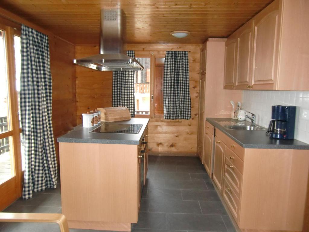 Kuchnia lub aneks kuchenny w obiekcie Chalet Valaisia