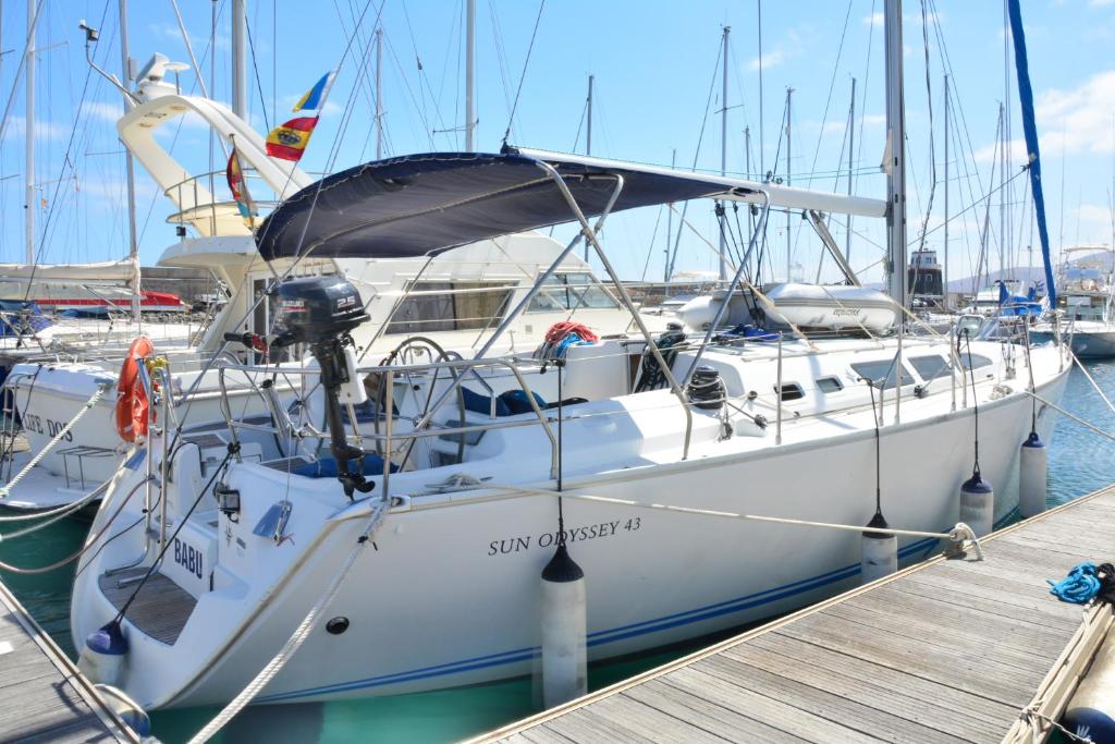 a boat is docked at a dock at Velero Babu in Puerto Calero