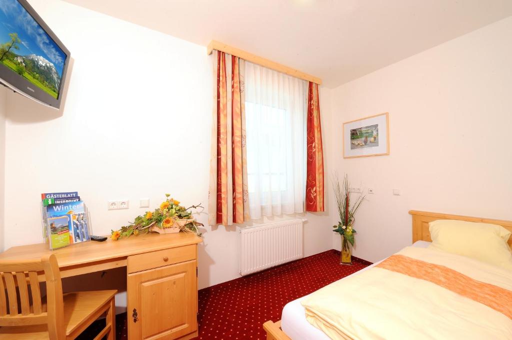 Postel nebo postele na pokoji v ubytování Hotel-Restaurant Kirchenwirt Aigen