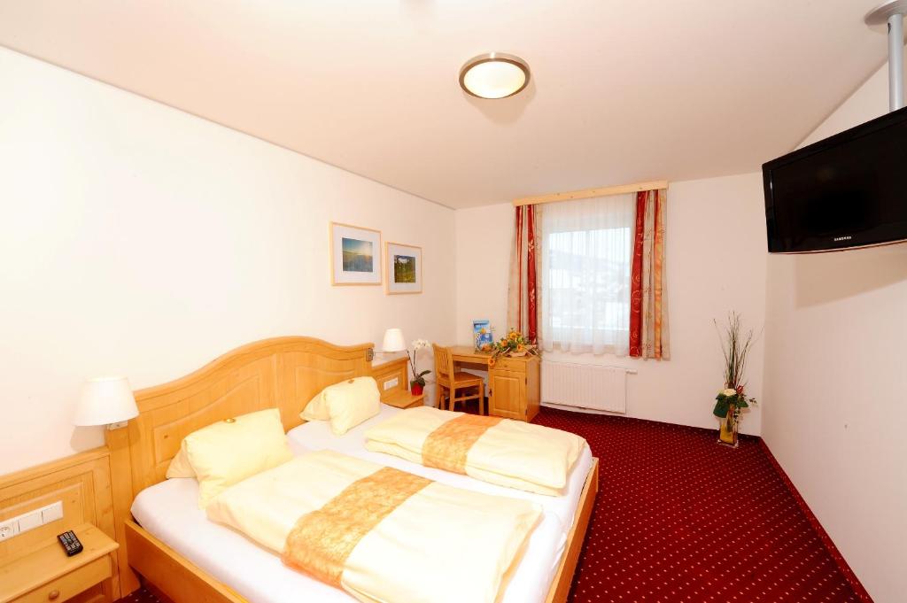 TV a/nebo společenská místnost v ubytování Hotel-Restaurant Kirchenwirt Aigen