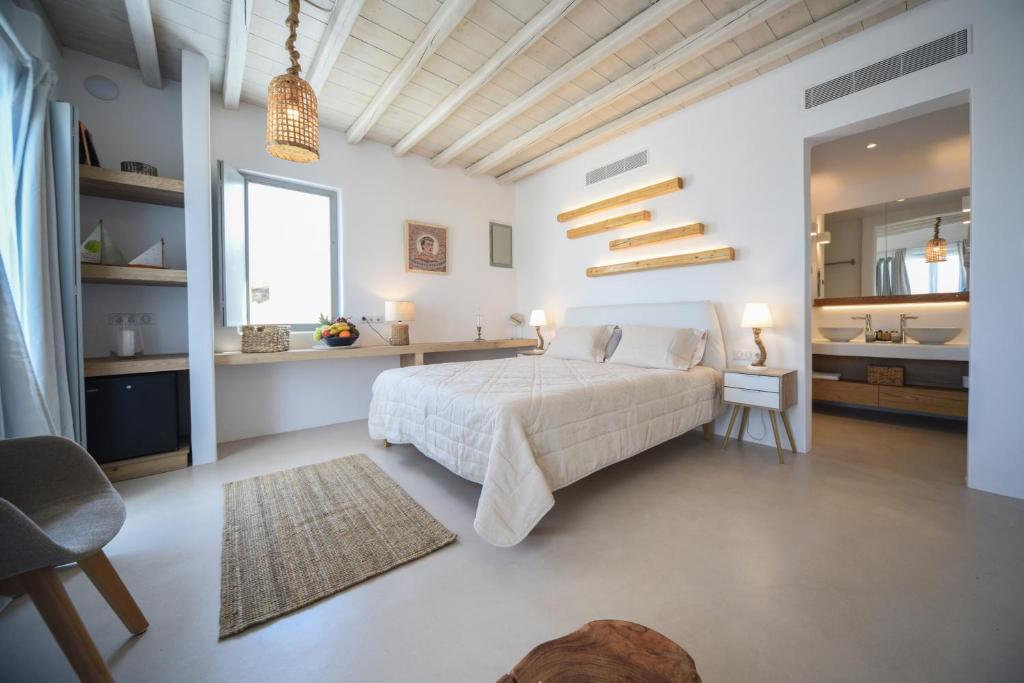 Postel nebo postele na pokoji v ubytování Myconian Crown Suites