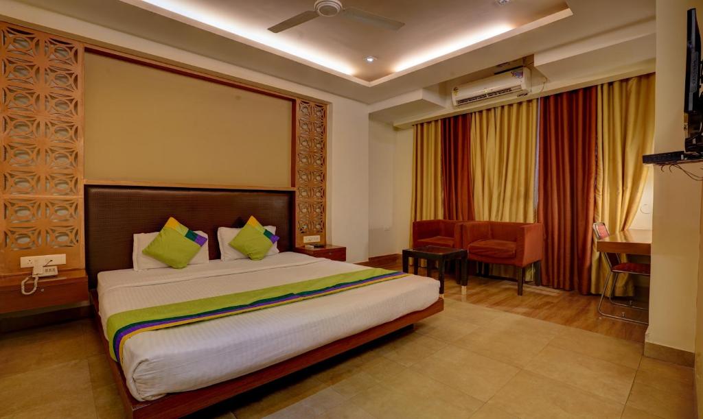 1 dormitorio con 1 cama y escritorio en una habitación en Treebo Trend B&B en Ranchi