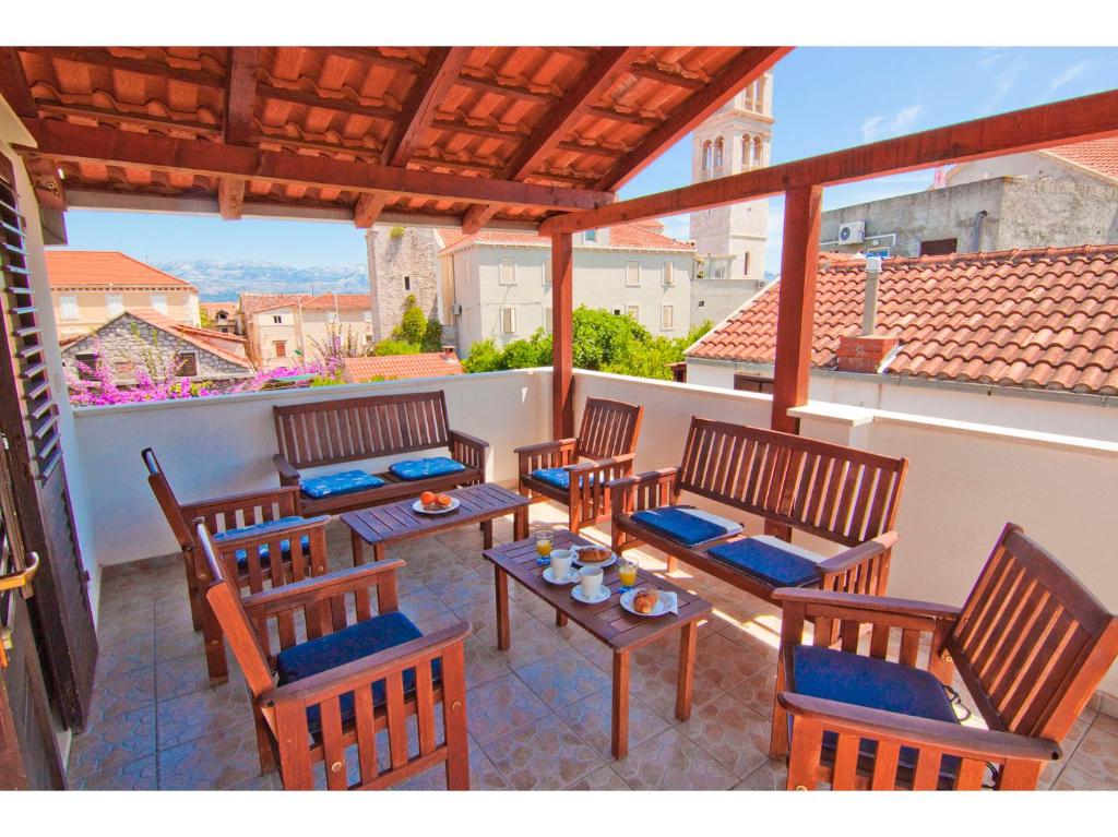 een groep stoelen en tafels op een balkon bij Villa Mia Casa in Supetar