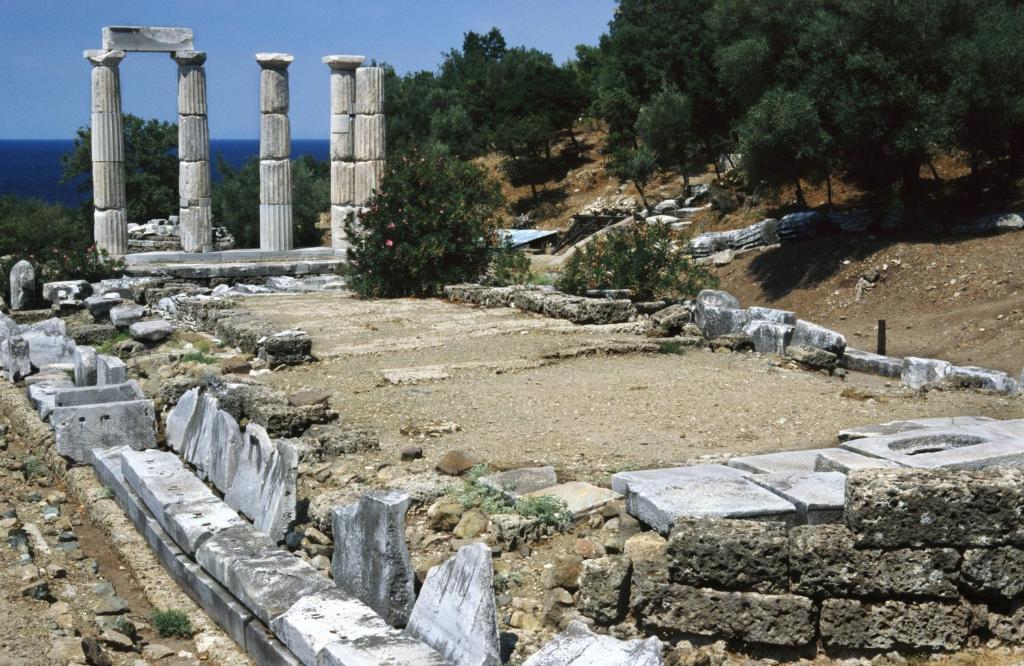 ancient ruins on a hill with the ocean in the background at Studios La Kastania in Therma