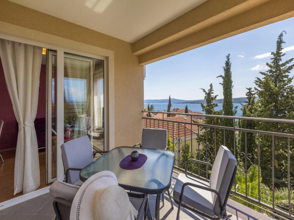 a room with a balcony with a table and chairs at Dolores in Crikvenica