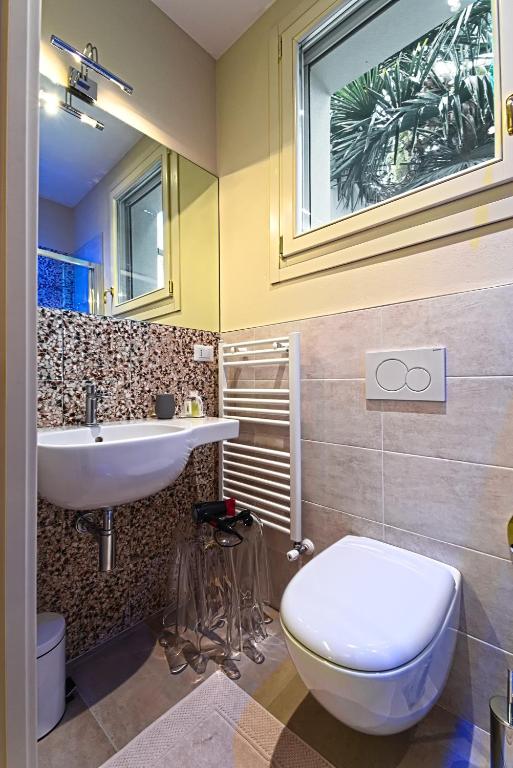 A bathroom at 28 Alla Rotonda