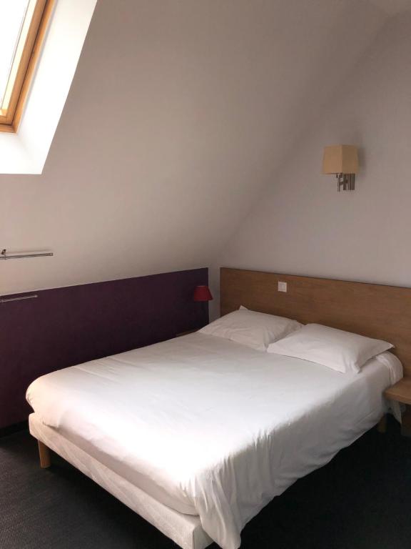 Postel nebo postele na pokoji v ubytování Logis L'Hôtel D'Arc