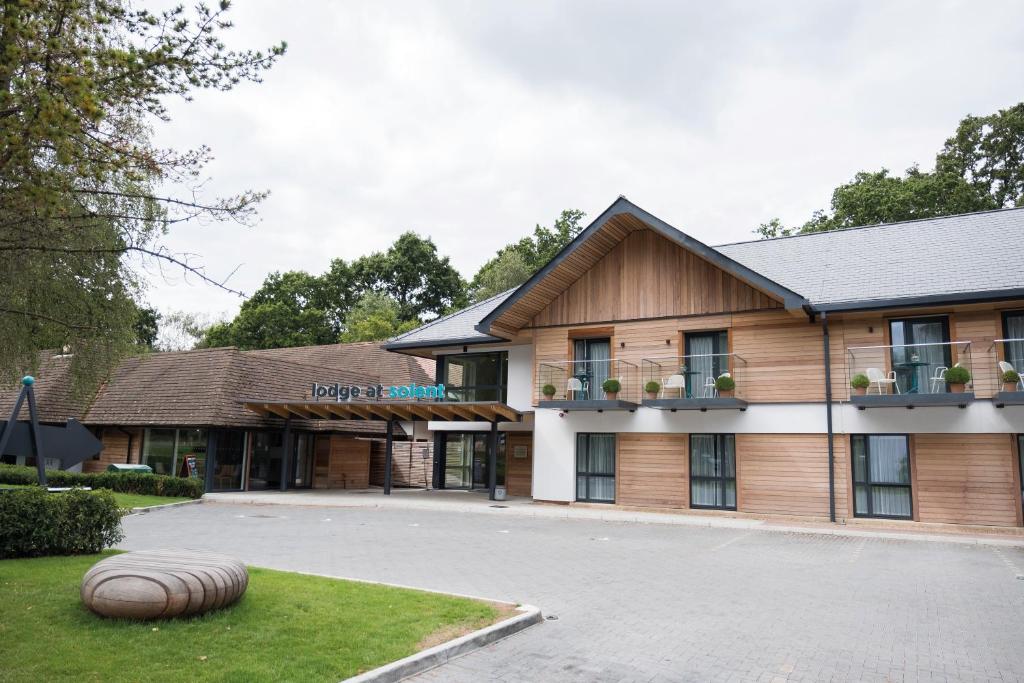 een resortgebouw met een parkeerplaats ervoor bij Lodge at Solent in Fareham