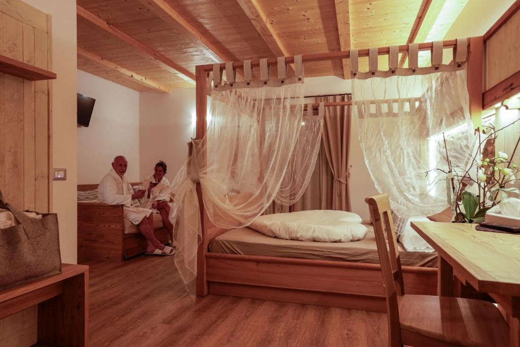 Łóżko lub łóżka w pokoju w obiekcie Garnì & Wellness Anderle