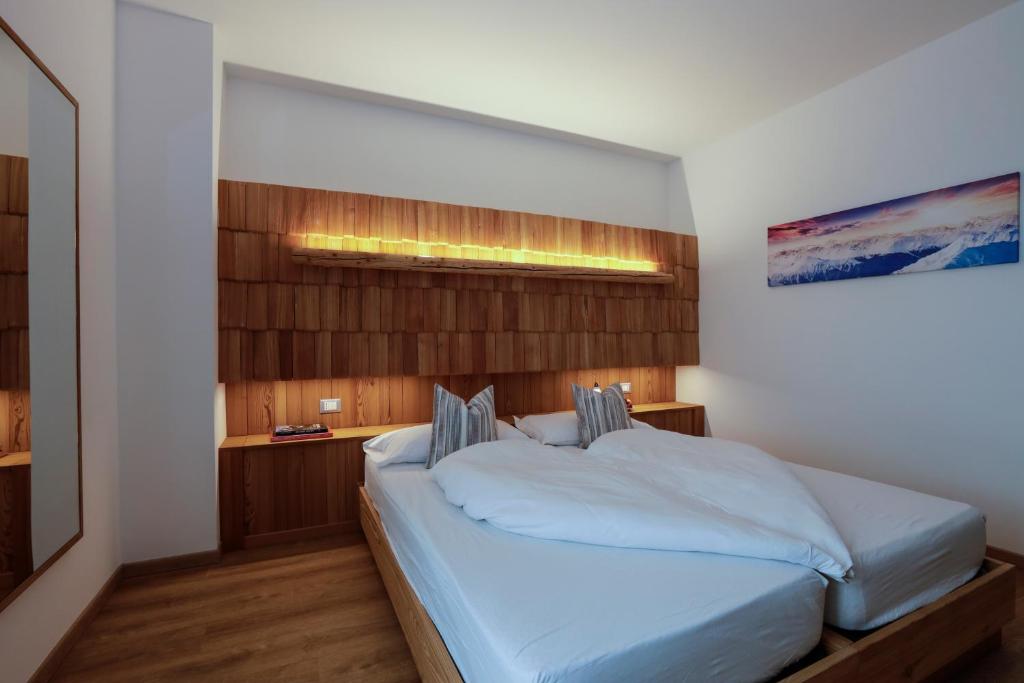 Łóżko lub łóżka w pokoju w obiekcie Garnì & Wellness Anderle