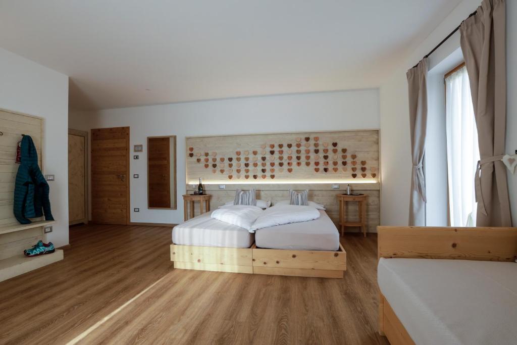 Łóżko lub łóżka w pokoju w obiekcie Garnì & Wellness Anderle