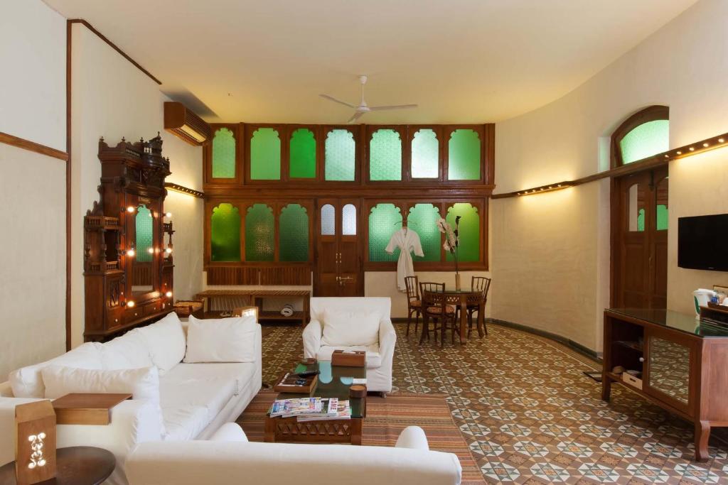 TV a/nebo společenská místnost v ubytování The House of MG-A Heritage Hotel, Ahmedabad
