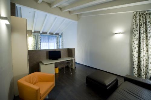 TV a/nebo společenská místnost v ubytování Piccolo Hotel