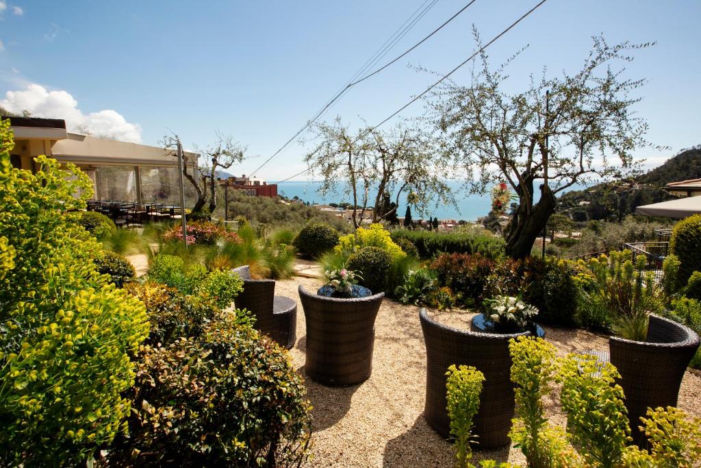 a garden with potted plants and bushes at B&B Il Parco in Monterosso al Mare
