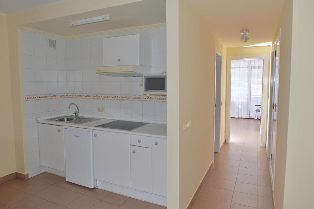 A kitchen or kitchenette at Apartamentos Marina