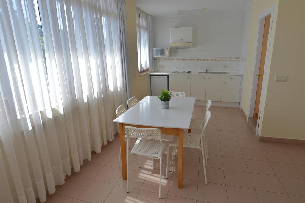 A kitchen or kitchenette at Apartamentos Marina