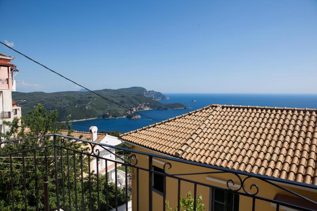 Vom Balkon eines Gebäudes genießen Sie Meerblick. in der Unterkunft Family House in Lakones in Paleokastritsa