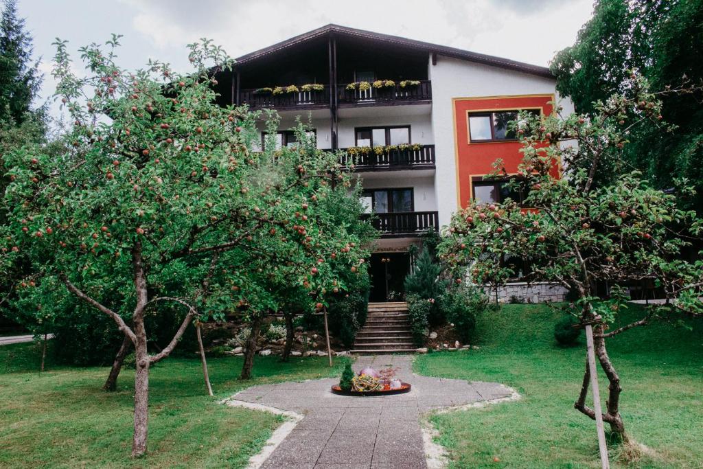 un edificio con árboles delante de él en Pension Leprich, en Bad Goisern