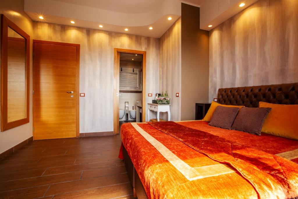 a bedroom with a large bed in a room at B&B Il Parco in Monterosso al Mare