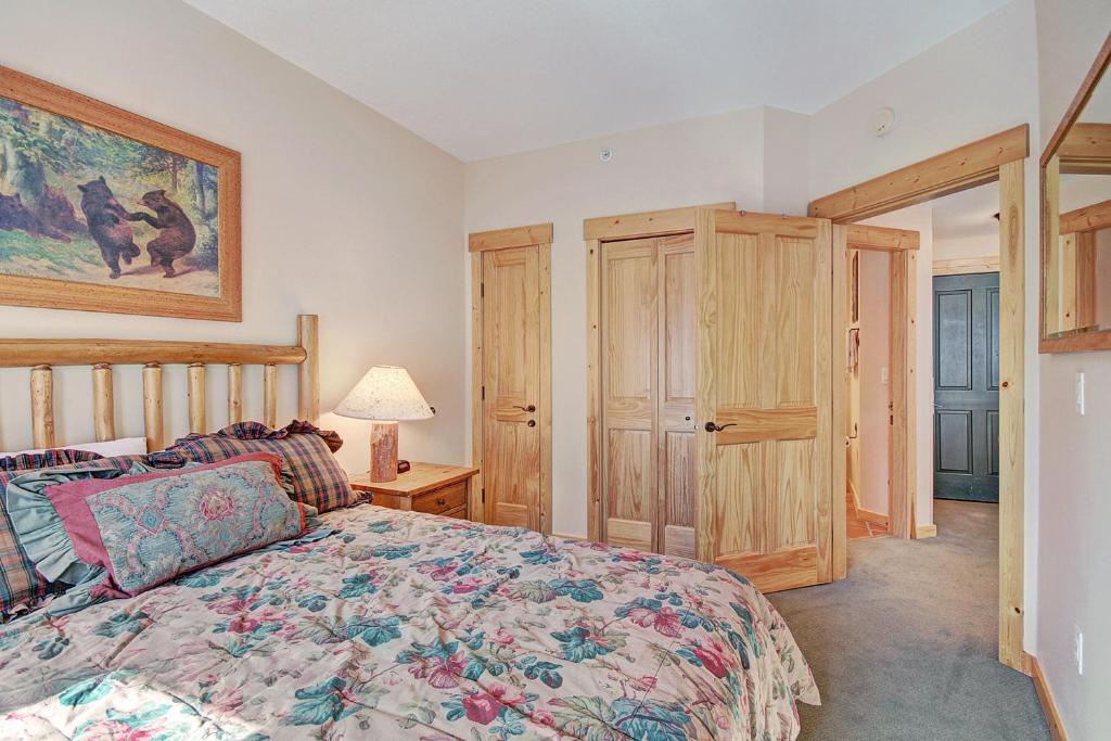 1 dormitorio con cama y armario de madera en TX312 Taylors Crossing Condo, en Copper Mountain