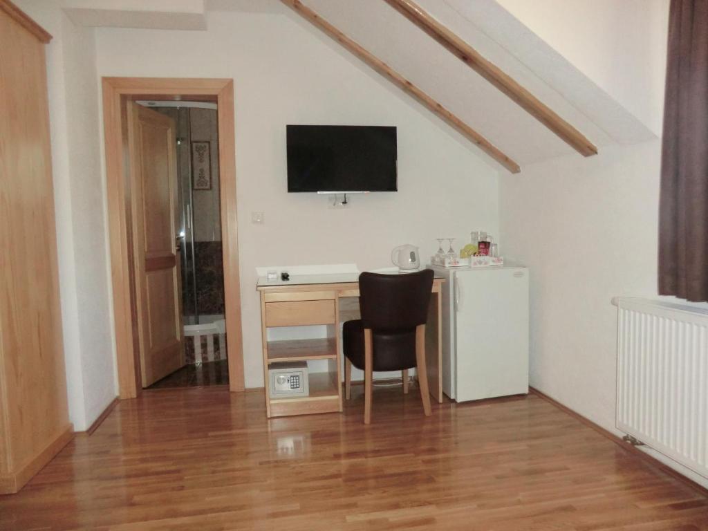Televízia a/alebo spoločenská miestnosť v ubytovaní Ethno House Izvor