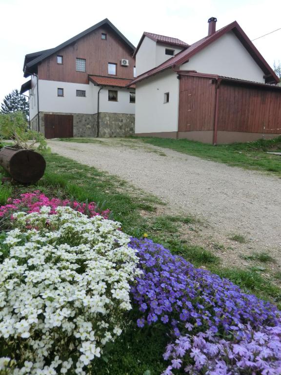 Vonkajšia záhrada v ubytovaní Ethno House Izvor