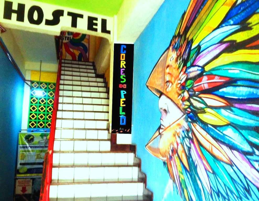 Cette chambre est dotée d'un escalier et d'un mur orné d'une fresque murale. dans l'établissement Hostel Cores do Pelô, à Salvador