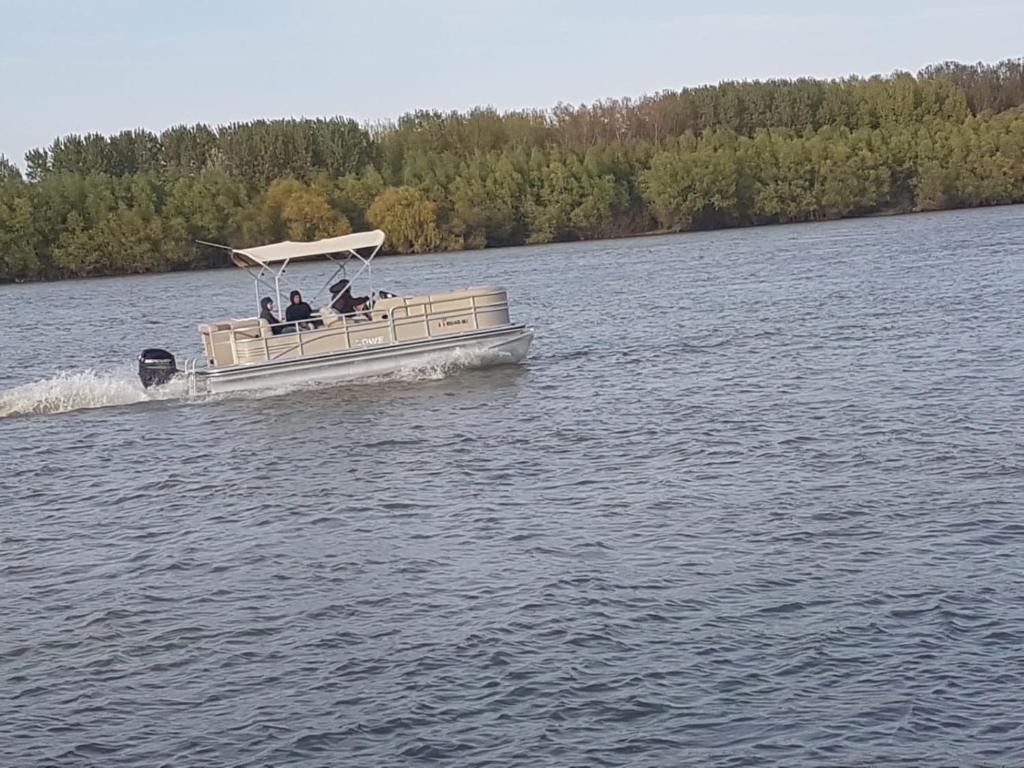Výhled na řeku, která protéká v blízkosti ubytování na lodi