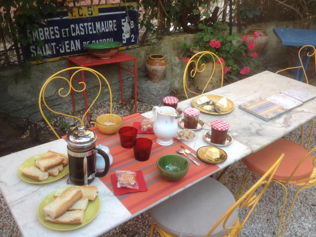 una mesa de picnic con comida y té. en Sous l'abricotier, en Durban-Corbières