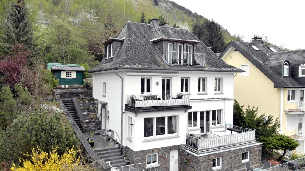 ein großes weißes Haus mit grauem Dach in der Unterkunft Stadtblick in Cochem