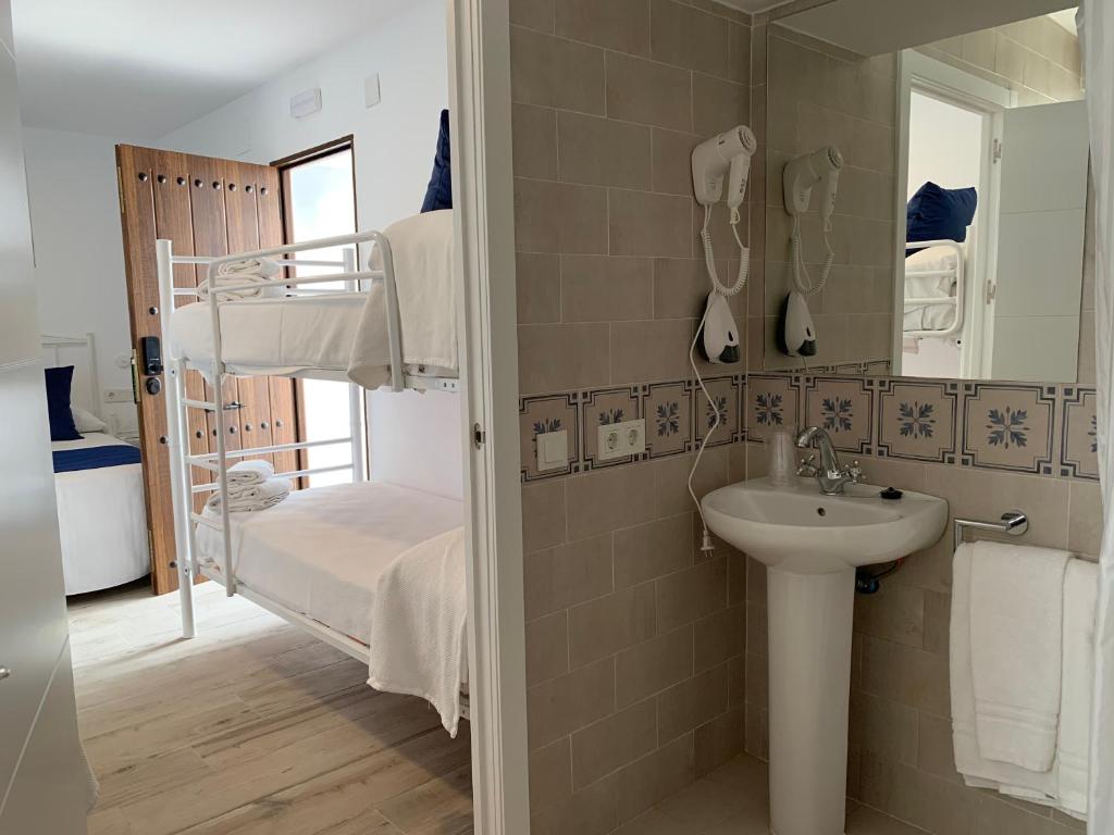 baño con lavabo y litera en Belmonte Rooms, en Córdoba