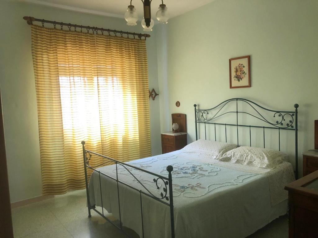 1 dormitorio con cama y ventana grande en Palazzo Azelio b&b, en Castiglione del Lago