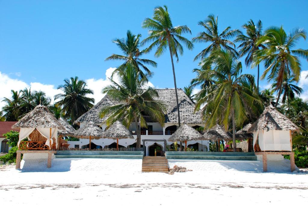 uma vista para o resort a partir da praia em Zanzibar House Boutique Hotel em Matemwe