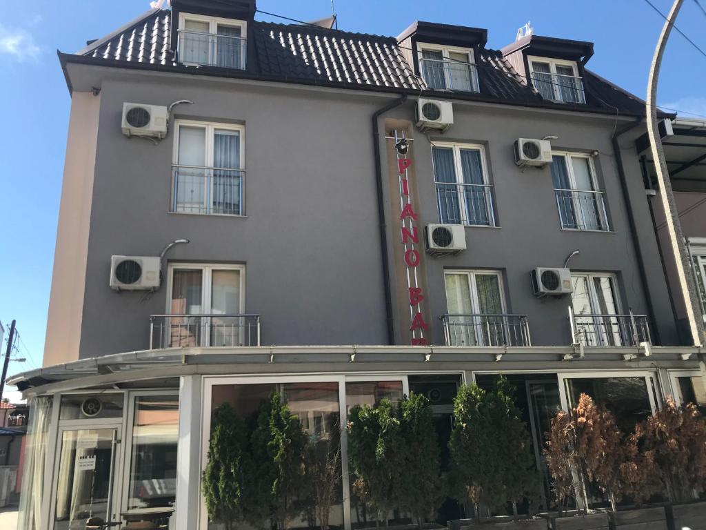 un hôtel situé dans le centre d'une ville dans l'établissement Villa Piano&Bar, à Ohrid