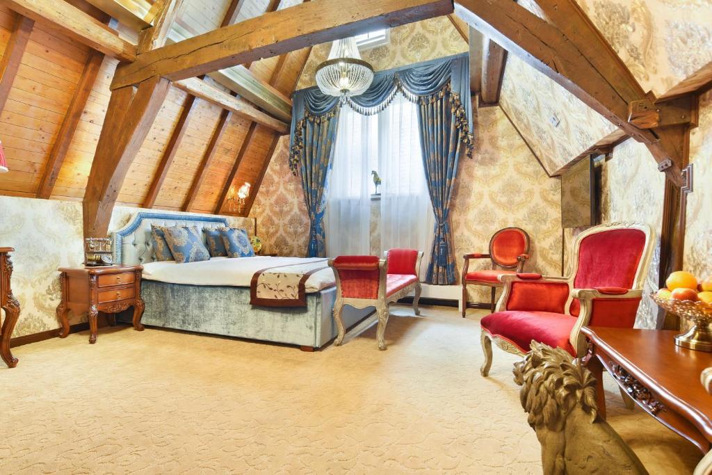 - une chambre avec un lit, une table et des chaises dans l'établissement Hotel The Stamp, à Bois-le-Duc