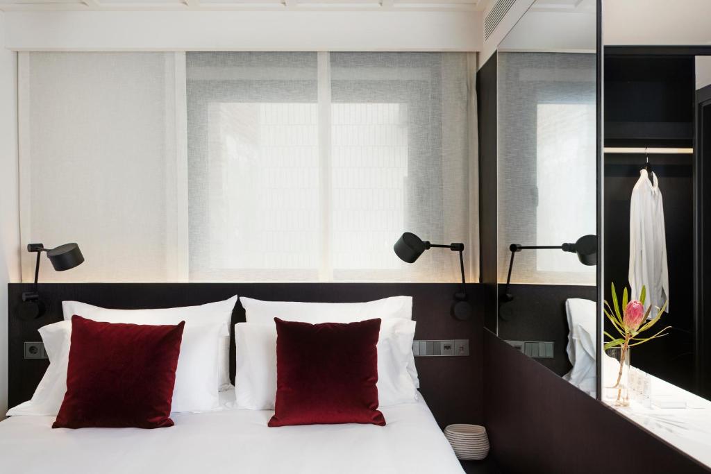 Postel nebo postele na pokoji v ubytování Yurbban Ramblas Boutique Hotel