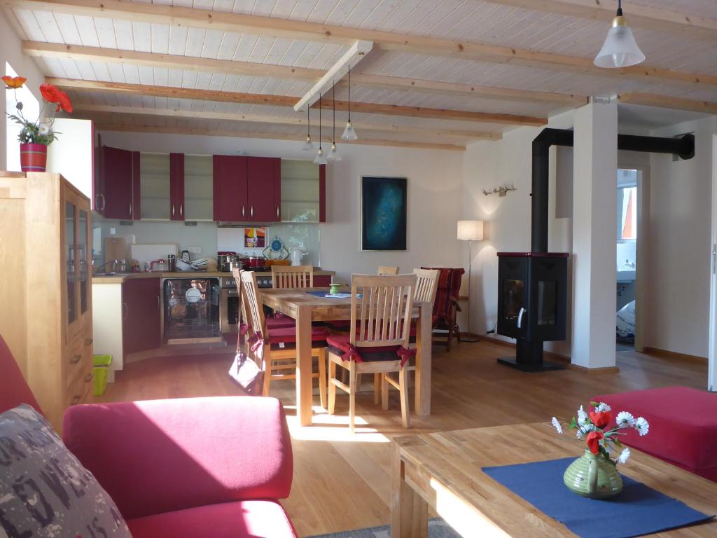 eine Küche und ein Wohnzimmer mit einem Tisch und Stühlen in der Unterkunft Ferienwohnungen Ostsee & Mehr in Heringsdorf