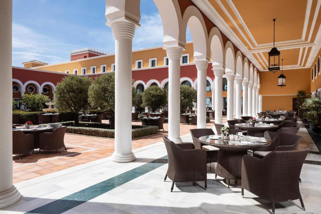 Reštaurácia alebo iné gastronomické zariadenie v ubytovaní Palacio de Sancti Petri, a Gran Meliá - The Leading Hotels of the World